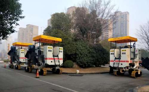 作為公路施工中的重要路面機(jī)械，混凝土路緣石滑模攤鋪機(jī)必須跟上時(shí)代步伐